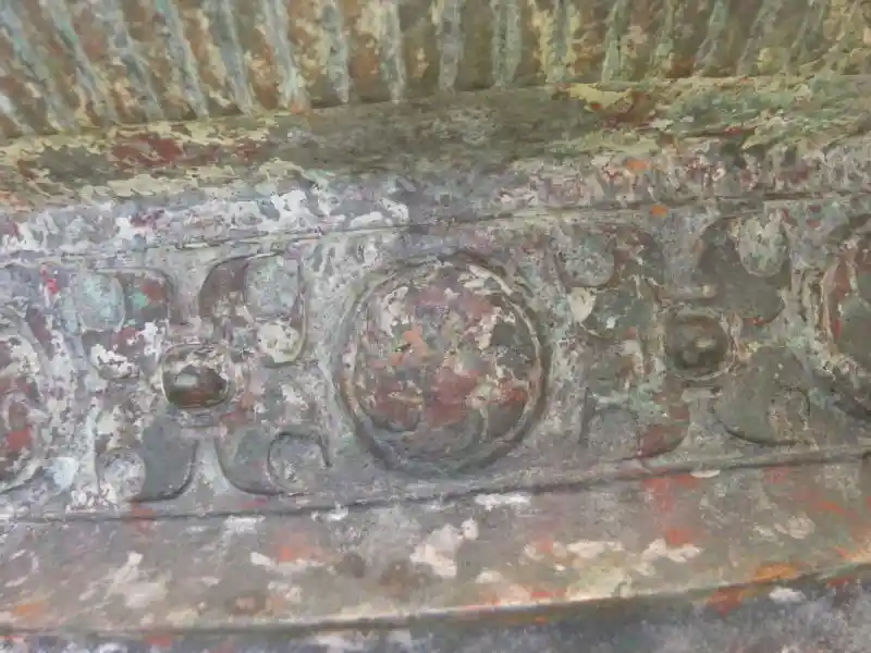 Solar disc and four-point on a Chinese bronze ritual vessel